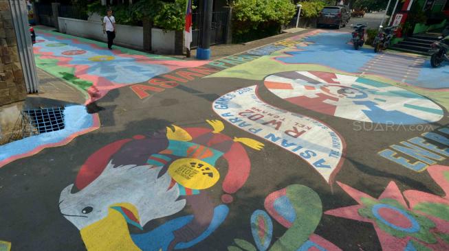 Warga beraktivitas di kampung tematik Asian Para Games di Kawasan Tomang, Jakarta, Rabu (3/10). [Suara.com/Muhaimin A Untung] 
