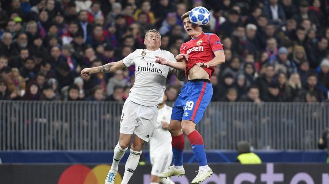 Gelandang Real Madrid Toni Kroos dan gelandang CSKA Moskow Jaka Bijol bersaing memperebutkan bola selama pertandingan grup G Liga Champion antara  CSKA Moskow melawan Real Madrid di Stadion Luzhniki, Moskow, Rusia, Selasa (2/9). [AFP/Alexander NEMENOV]
