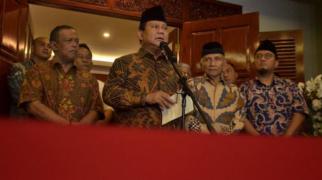 Calon Presiden nomor urut 02 Prabowo Subianto bersama Ketua Badan Pemenangan Nasional (BPN) Djoko Santoso, dan Dewan Penasehat BPN Amien Rais memberikan keterangan pers mengenai penganiayaan anggota BPN Ratna Sarumpaet, di Jalan Kertanegara, Jakarta, Selasa (2/10).  [Suara.com/Muhaimin A Untung] 