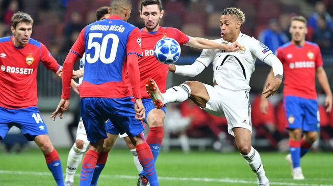 Penyerang Real Madrid Mariano Diaz berusaha melewati bek CSKA Moskow selama pertandingan grup G Liga Champions antara CSKA Moskow melawan Real Madrid di Stadion Luzhniki, Moskow, Rusia, Selasa (2/9). [AFP/Mladen ANTONOV]