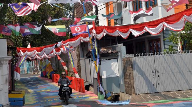 Warga beraktivitas di kampung tematik Asian Para Games di Kawasan Tomang, Jakarta, Rabu (3/10). [Suara.com/Muhaimin A Untung] 
