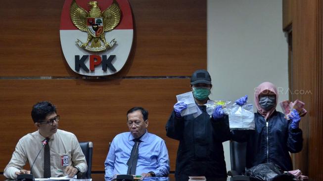 Penyidik memperlihatkan barang bukti operasi tangkap tangan terkait dugaan kasus suap dengan tujuan pengurangan pembayaran pajak Ambon di Gedung KPK, Jakarta, Kamis (4/10). [Suara.com/Muhaimin A Untung] 