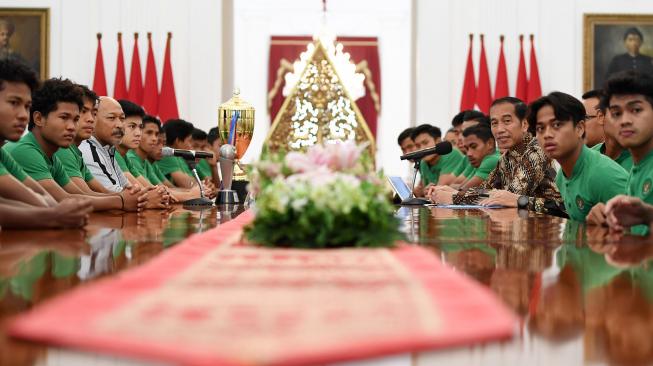 Presiden Joko Widodo menerima pemain Timnas U-16, pelatih serta tim ofisial di Istana Merdeka, Jakarta, Kamis (4/10). [ANTARA FOTO/Wahyu Putro]