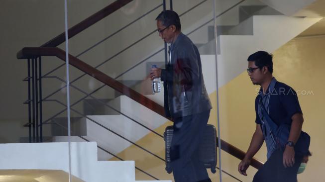 Kepala Kantor Pelayanan Pajak (KPP) Pratama Ambon La Masikamba yang diamankan oleh KPK dalam operasi tangkap tangan (OTT) di Ambon, tiba untuk menjalani pemeriksaan di Gedung KPK, Jakarta, Kamis (4/10). [Suara.com/Muhaimin A Untung]