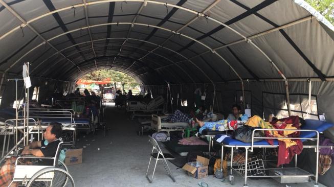 Suasana tenda korban gempa Palu di tenda medik IDI [Dokumentasi IDI].