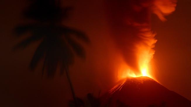 Letusan stromboli Gunung Soputan dengan estimasi ketinggian 400 m dari puncak, terpantau dari Desa Lobu, Minahasa Tenggara, Sulawesi Utara, Rabu (3/10). [ANTARA FOTO/Adwit B Pramono]