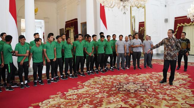 Presiden Joko Widodo didampingi Menpora Imam Nahrawi menerima pemain Timnas U-16 serta tim ofisial di Istana Merdeka, Jakarta, Kamis (4/10). [ANTARA FOTO/Wahyu Putro]
