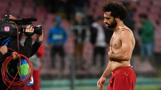 Pemain depan Liverpool Mohamed Salah meninggalkan lapangan setelah pertandingan Grup C Liga Champions antara Napoli melawan Liverpool di Stadion San Paolo, Naples, Italia, Rabu (3/9). [AFP/Alberto PIZZOLI]



