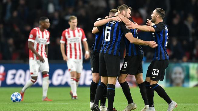 Pemain Inter Milan merayakan kemenangan usai memenangkan pertandingan Grup B Liga Champions antara PSV Eindhoven melawan Inter Milan di Stadion Philips, Eindhoven, Belanda, Rabu (3/9). [AFP/JOHN THYS]