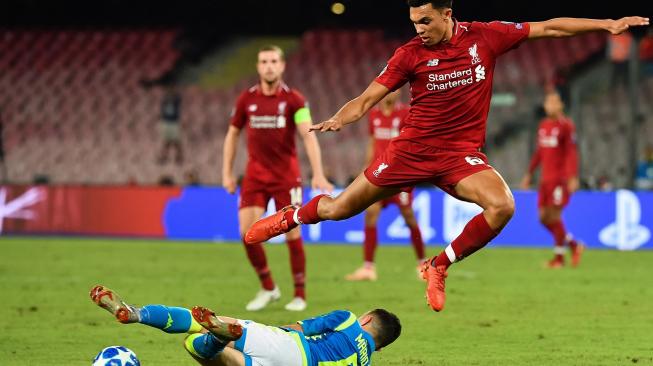 Bek Liverpool Trent Alexander-Arnold melompati pemain belakang Napoli Mario Rui selama pertandingan Grup C Liga Champions antara Napoli melawan Liverpool di stadion San Paolo, Naples, Italia, Rabu (3/9). [AFP/Alberto PIZZOLI]