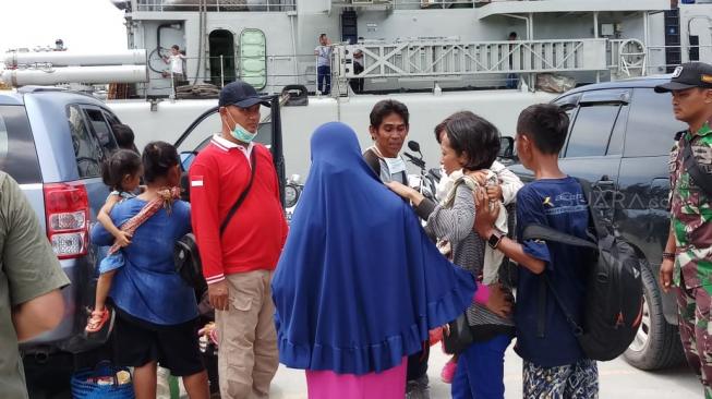 Korban gempa Palu Sulawesi Tengah di Pelabuhan Pantoloan, Palu Utara, Sulawesi Tengah, untuk mengungsi ke Kota Makassar, Sulawesi Selatan, Kamis (4/10/2018). [Suara.com/Muhamad Yasir]