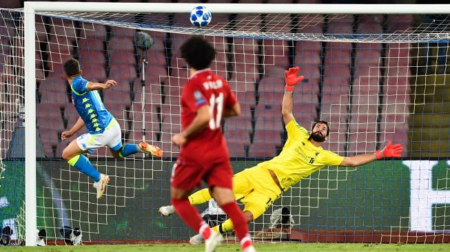 Pemain depan Napoli Dries Mertens menendang bola sampai membentur mistar gawang saat pertandingan Grup C Liga Champions antara Napoli melawan Liverpool di stadion San Paolo, Naples, Italia, Rabu (3/9). [AFP/Alberto PIZZOLI] 