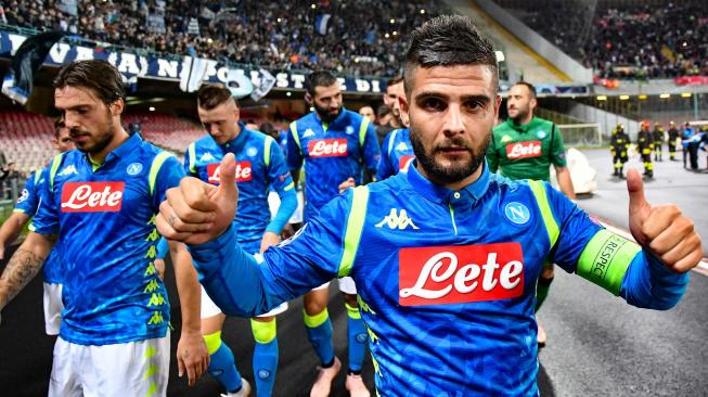 Pemain depan Napoli Lorenzo Insigne merayakan golnya ke gawang Liverpool setelah pertandingan Grup C Liga Champions antara Napoli melawan Liverpool di Stadion San Paolo, Naples, Italia, Rabu (3/9). [AFP/Alberto PIZZOLI] 