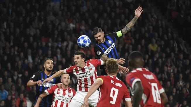 Bek PSV, Nick Viergever mencoba menghentikan pemain depan Inter Milan Mauro Icardi selama pertandingan penyisihan Grup B Liga Champions antara PSV Eindhoven melawan Inter Milan di Stadion Philips, Eindhoven, Belanda, Rabu (3/9). [AFP/JOHN THYS]