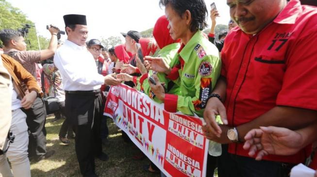 Menteri Pertanian (Mentan), Amran Sulaiman, menyerahkan bantuan bagi korban gempa dan tsunami Donggala - Palu, Sulawesi Tengah, Kamis (4/10/2018). (Dok: Kementan) 