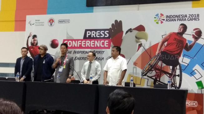 Ketua INAPGOC, Raja Sapta Oktohari (tengah), mengumumkan penjualan pernak-pernik atau merchandise resmi Asian Para Games 2018 pada, Rabu (3/10/2018). [Suara.com/Arief Apriadi]