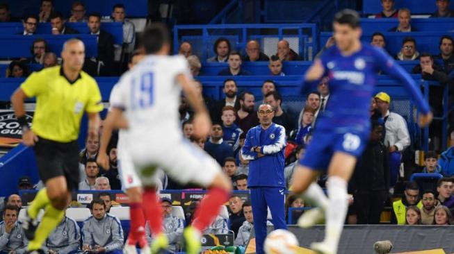 Pelatih Chelsea, Maurizio Sarri (tengah) menyaksikan dari touchline ketika timnya bertanding melawan Qarabag FK pada laga matchday 2 Grup L Liga Europa 2018/2019 di Stamford Bridge, Jumat (5/10/2018) dini hari WIB. [Ben STANSALL / AFP]