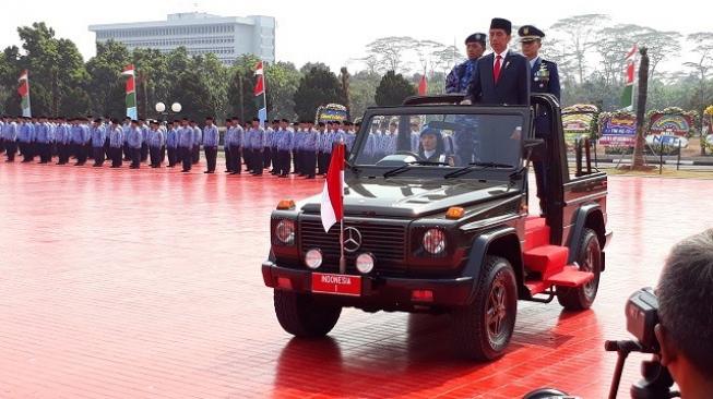 HUT ke-73 TNI, Jokowi Cek Pasukan Naik Mercedes Benz