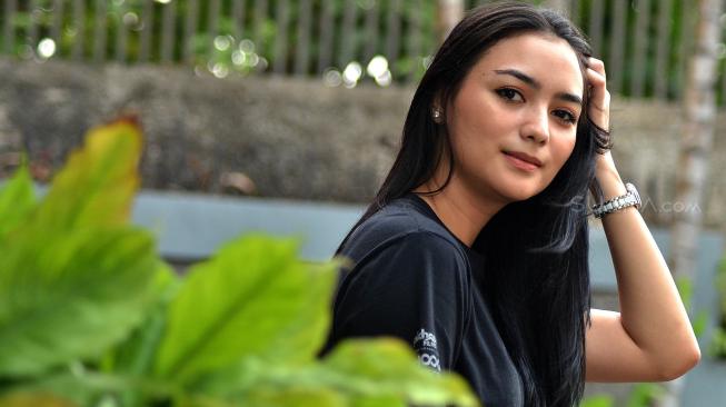 Artis Citra Kirana berpose saat berkunjung di Kantor Redaksi Suara.com, Jakarta, Jumat (5/10). [Suara.com/Muhaimin A Untung]