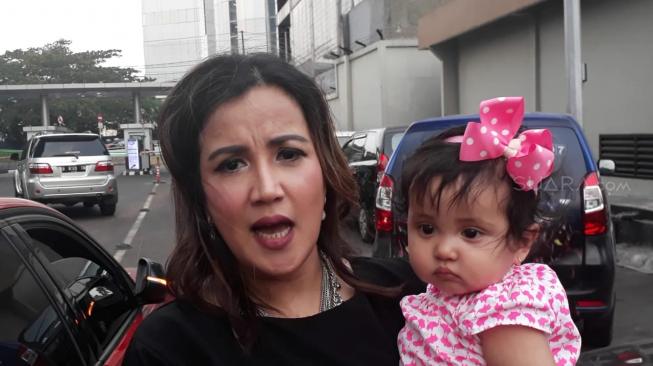 Andi Soraya bersama putrinya, Kylie. (Ismail/Suara.com)