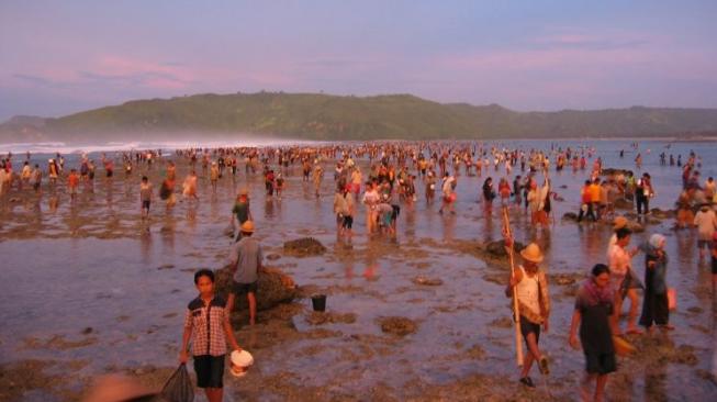 Bau Nyale, Cari Cacing di Laut Lombok yang Katanya Jelmaan Putri