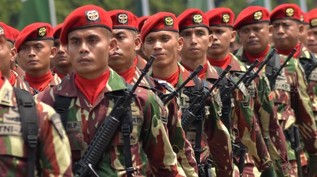 Pasukan TNI berbaris saat memperingati HUT TNI ke-73 di Markas Besar Tentara Nasional Indonesia, Cilangkap, Jakarta, Jumat (5/10). [Suara.com/Muhaimin A Untung] 