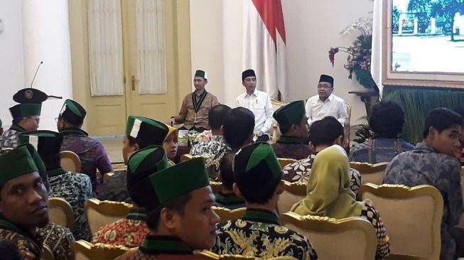 HMI Singgung Senturi di Hadapan Presiden Jokowi