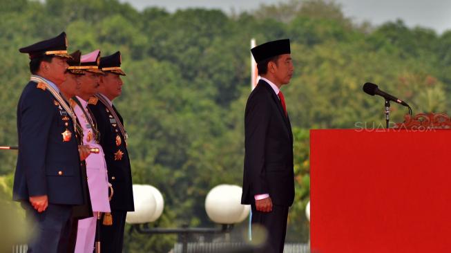 Presiden RI Joko Widodo memimpin upacara saat HUT TNI ke-73 di Markas Besar Tentara Nasional Indonesia, Cilangkap, Jakarta, Jumat (5/10). [Suara.com/Muhaimin A Untung]