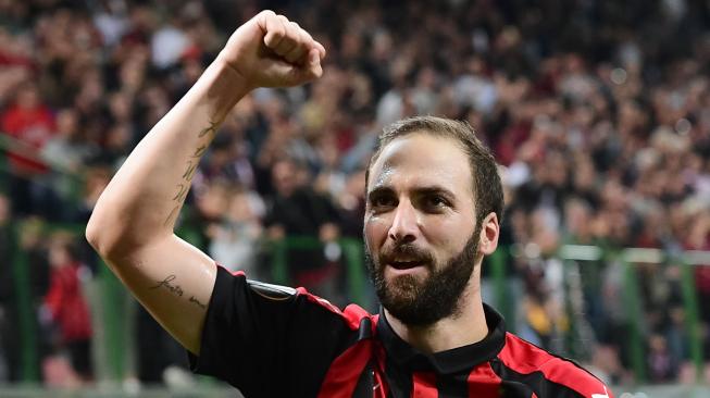 Pemain depan AC Milan Gonzalo Higuain merayakan golnya setelah mencetak gol ke gawang Olympiakos selama pertandingan sepak bola Grup F Liga Europa antara AC Milan melawan Olympiakos di stadion San Siro, Milan, Italia, Kamis (4/9). [AFP/Miguel MEDINA]