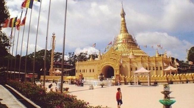 Megahnya Pagoda Emas Di Sumut Bikin Silau Jadi Objek Wisata