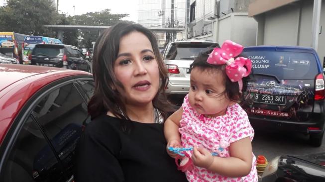 Andi Soraya bersama putrinya, Kylie. (Ismail/Suara.com)