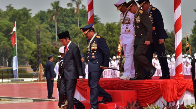 Presiden RI Joko Widodo usai memimpin upacara saat HUT TNI ke-73 di Markas Besar Tentara Nasional Indonesia, Cilangkap, Jakarta, Jumat (5/10). [Suara.com/Muhaimin A Untung]