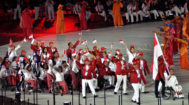 Defile Kontingen Indonesia saat upacara pembukaan Asian Para Games 2018 di Stadion Utama Gelora Bung Karno, Senayan, Jakarta, Sabtu (6/10). [Suara.com/Muhaimin A Untung]