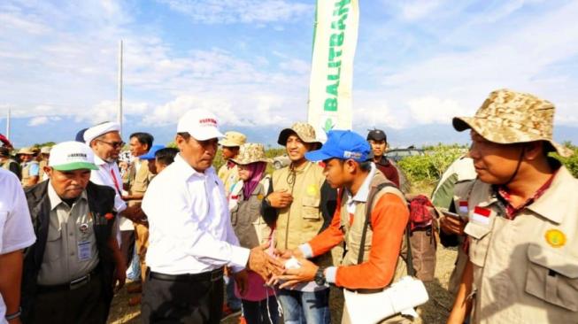 Kunjungi Palu, Mentan Kawal Distribusi Bantuan bagi Korban Gempa