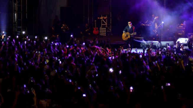 Band Naif saat tampil di panggung dynamic stage Synchronize Festival 2018, Jakarta, Sabtu (6/10) dini hari. [Suara.com/Muhaimin A Untung]