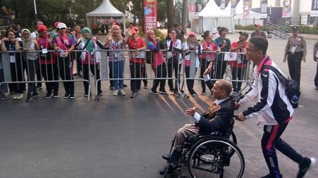 Sambutan para pengunjung kepada kontingan Asian Para Games 2018 di. Stadion Gelora Bung Karno (SUGBK), Senayan, Sabtu (6/10/2018) [Suara.com/Adie Prasetyo]