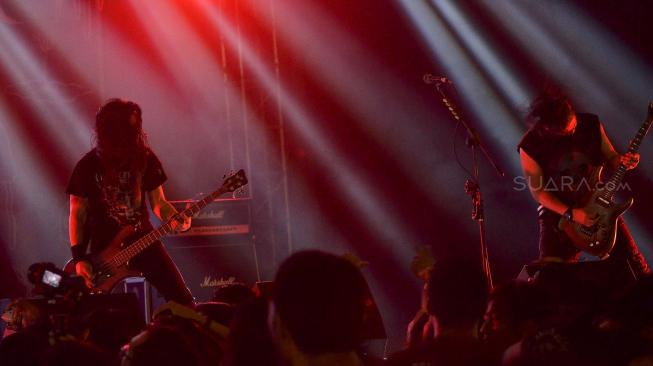 Grup band Burgerkill tampil di lake stage Synchronize Fest 2018, Jumat (5/10). Burgerkill sukses menghentak panggung lake stage dengan lagu-lagunya yang beraliran Metal dan Underground. [Suara.com/Muhaimin A Untung]