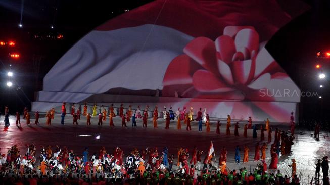 Defile Kontingen Indonesia saat upacara pembukaan Asian Para Games 2018 di Stadion Utama Gelora Bung Karno, Senayan, Jakarta, Sabtu (6/10). [Suara.com/Muhaimin A Untung]