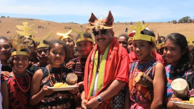 Tinjau Persiapan Festival Fulan Fehan, 1.500 Penari Sambut Menpar