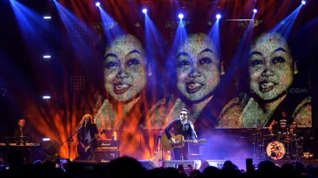 Band Naif saat tampil di panggung dynamic stage Synchronize Festival 2018, Jakarta, Sabtu (6/10) dini hari. [Suara.com/Muhaimin A Untung]