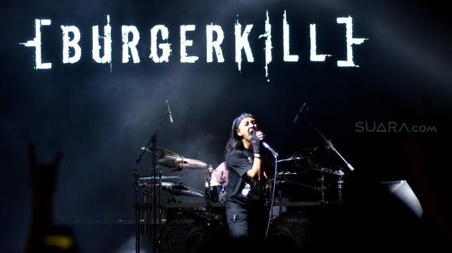 Grup band Burgerkill tampil di lake stage Synchronize Fest 2018, Jumat (5/10). Burgerkill sukses menghentak panggung lake stage dengan lagu-lagunya yang beraliran Metal dan Underground. [Suara.com/Muhaimin A Untung]