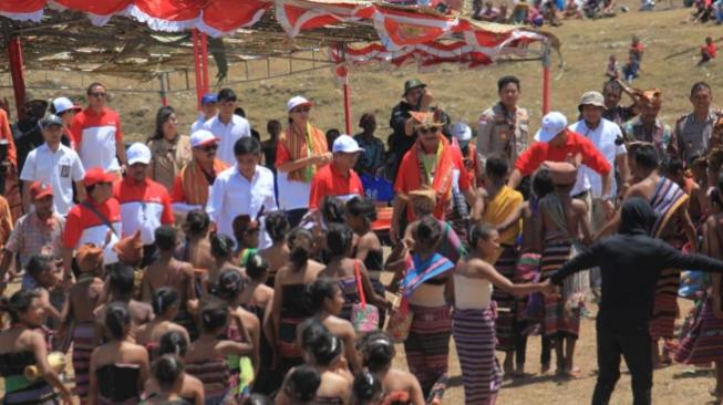 Menteri Pariwisata, Arief Yahya, meninjau persiapan Festival Fulan Fehan 2018, NTT. (Dok: Kemenpar)