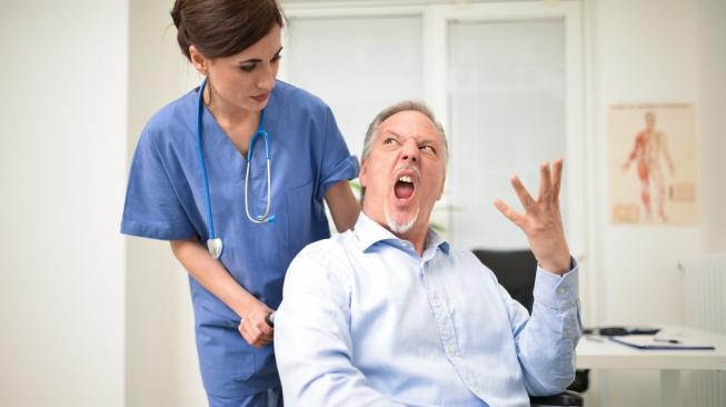 Ilustrasi pasien kesal dengan perawat [Shutterstock]