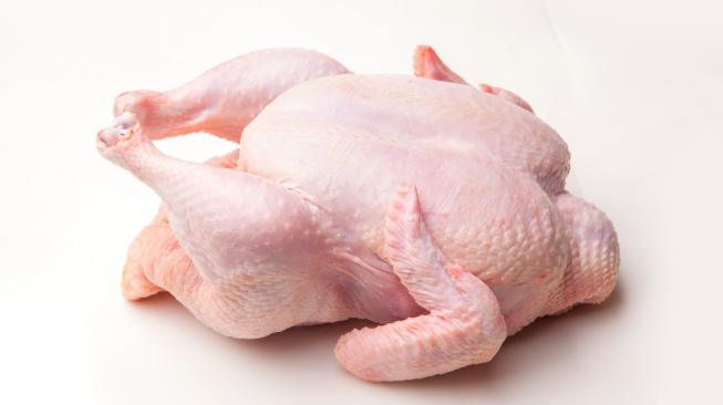 Mengintip Cara Kerja Pemotongan Ayam  di Rumah Jagal