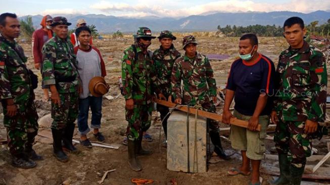 Cari Korban Gempa Palu, TNI Temukan Harta Karun Rp 1 Miliar