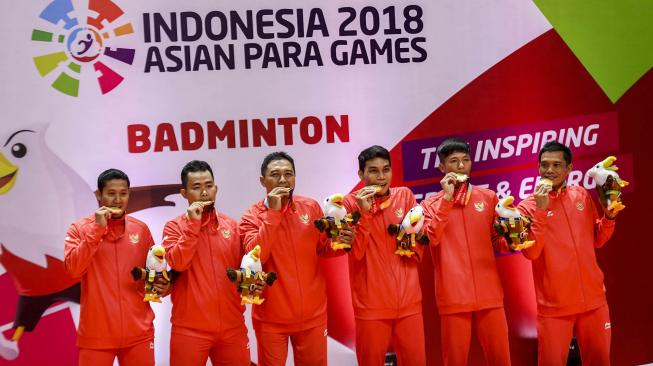 Tim bulu tangkis beregu putra Indonesia Asian Para Games 2018 berfoto bersama usai meraih medali emas cabang olahraga para bulu tangkis Asian Para Games 2018 di Istora Senayan, Jakarta, Minggu (7/10). [ ANTARA FOTO/Galih Pradipta]