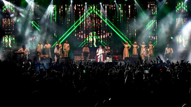 Musisi dangdut Rhoma Irama bersama Soneta beraksi saat tampil pada hari kedua Synchronize Fest 2018 di Gambir Expo, Kemayoran, Jakarta, Sabtu (6/10). [ANTARA FOTO/Zarqoni maksum]
