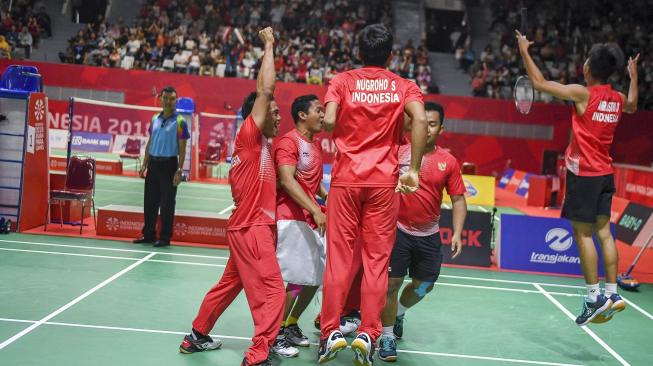 Tim bulu tangkis beregu putra Indonesia Asian Para Games 2018 meluapkan kegembiraan usai berhasil meraih medali emas cabang olahraga para bulu tangkis Asian Para Games 2018 di Istora Senayan, Jakarta, Minggu (7/10).  
[ ANTARA FOTO/Galih Pradipta]