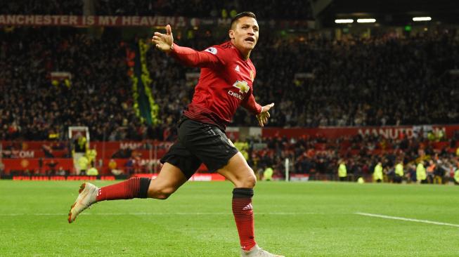 Pemain depan Manchester United Alexis Sanchez merayakan golnya setelah mencetak gol ketiga untuk timnya  selama pertandingan sepak bola Liga Inggris antara Manchester United melawan Newcastle di Old Trafford, Manchester, Inggris, Sabtu (6/10). [AFP/Oli SCARFF]