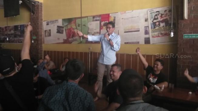 Hanum Rais Dikasih Buku Sejarah SMP, Sandiaga: Saya sih Senang